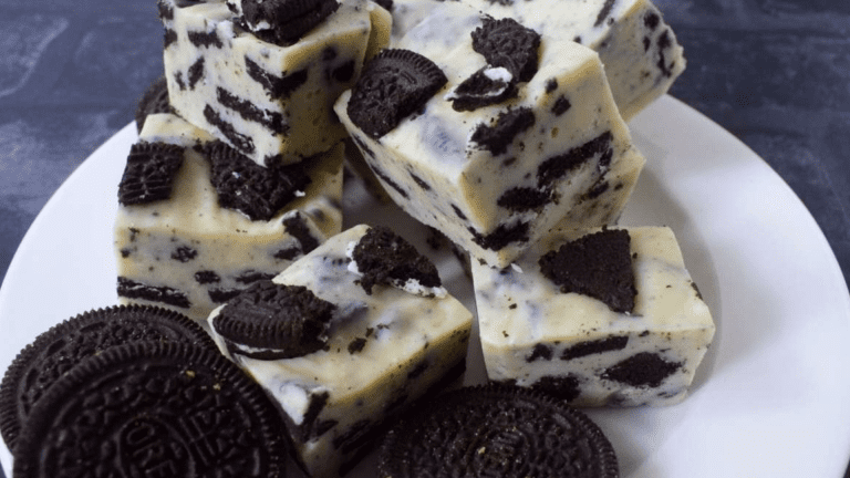 This quick 4-ingredient Oreo Fudge is ideal for your weekend cravings