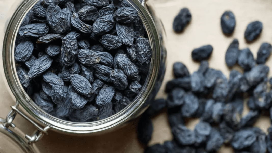 The Surprising Benefits Of Drinking Soaked Black Raisin Water On An Empty Stomach Indian Food 5966