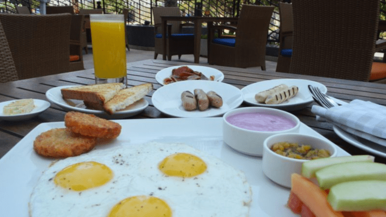 8 must-visit breakfast places in Mumbai for a delicious start to your day