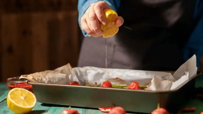 squeeze lemon juice on hot food squeeze lemon juice on hot food