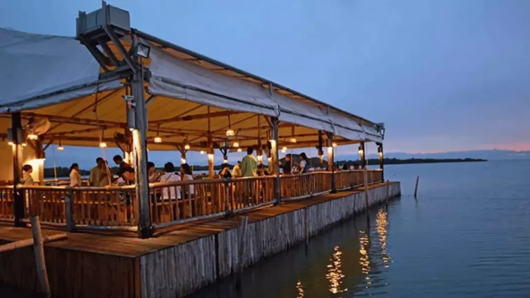 Uttar Pradesh takes riverside dining to the next level with its first floating restaurant!